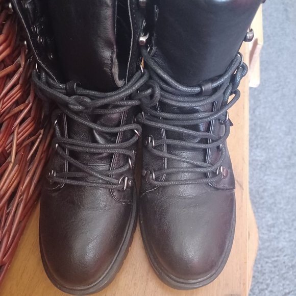 COMBAT CUTIE - BOOTS! LIKE NEW! - Picture 1 of 9
